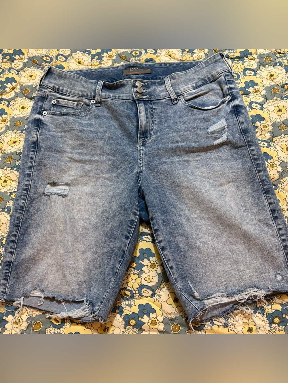 torrid women’s size 16 jegging bermuda shorts light wash jean shorts